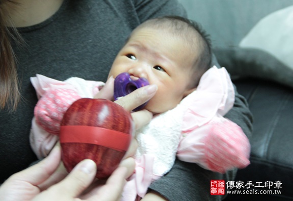 剃胎毛、滿月剃頭、嬰兒剃頭、嬰兒理髮、嬰兒剃髮、嬰兒剃胎毛、嬰兒滿月剃頭、寶寶剃頭、剃胎毛儀式、剃胎毛吉祥話、滿月剃頭儀式、滿月剃頭吉祥話、寶寶剃胎毛、寶寶滿月剃頭理髮、 台北士林區剃胎毛、台北士林區滿月剃頭、 台北士林區嬰兒剃頭剃胎毛、台北士林區嬰兒理髮、台北士林區嬰兒剃髮、洪寶寶(台北士林區到府嬰兒寶寶滿月剃頭理髮、免費到府嬰兒剃胎毛儀式吉祥話)。到府剃頭剃胎毛主持、專業拍照、DVD光碟、證書。★購買「臍帶章、肚臍章、胎毛筆刷印章」贈送：剃頭、收涎、抓周，三選一。2016.01.18 照片8